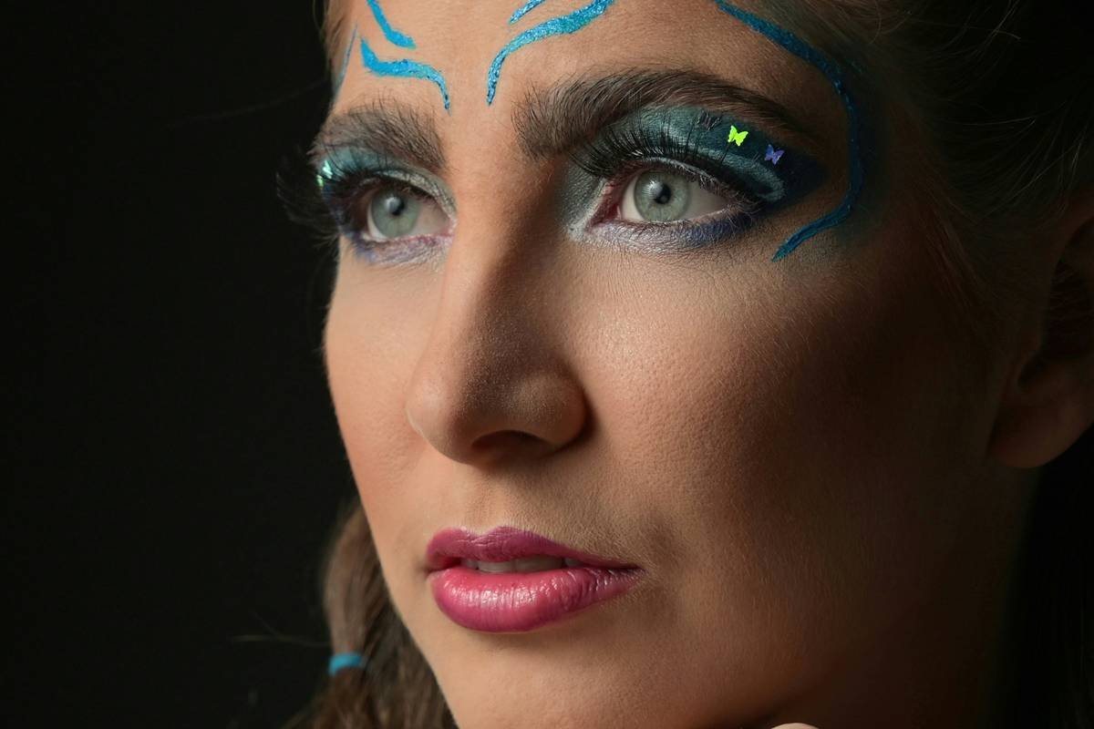 Infographic showing the steps and tools needed for perfecting zombie makeup effects