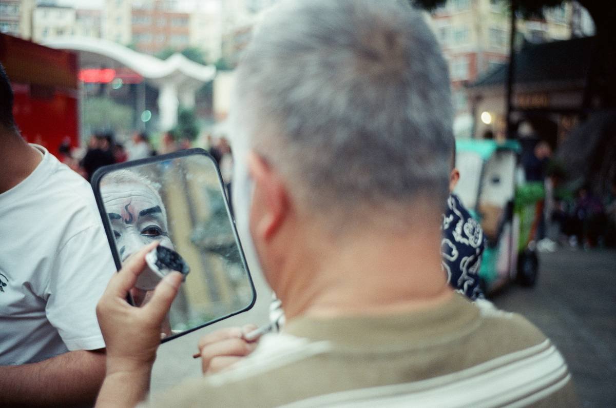 Chart showing compatibility between makeup types and prosthetic materials: latex, silicone, foam latex