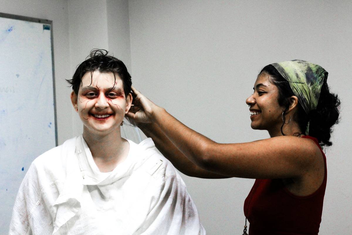 Comparison chart: foam latex vs platinum silicone vs gelatin for sci-fi prosthetics showing durability, realism, and cost