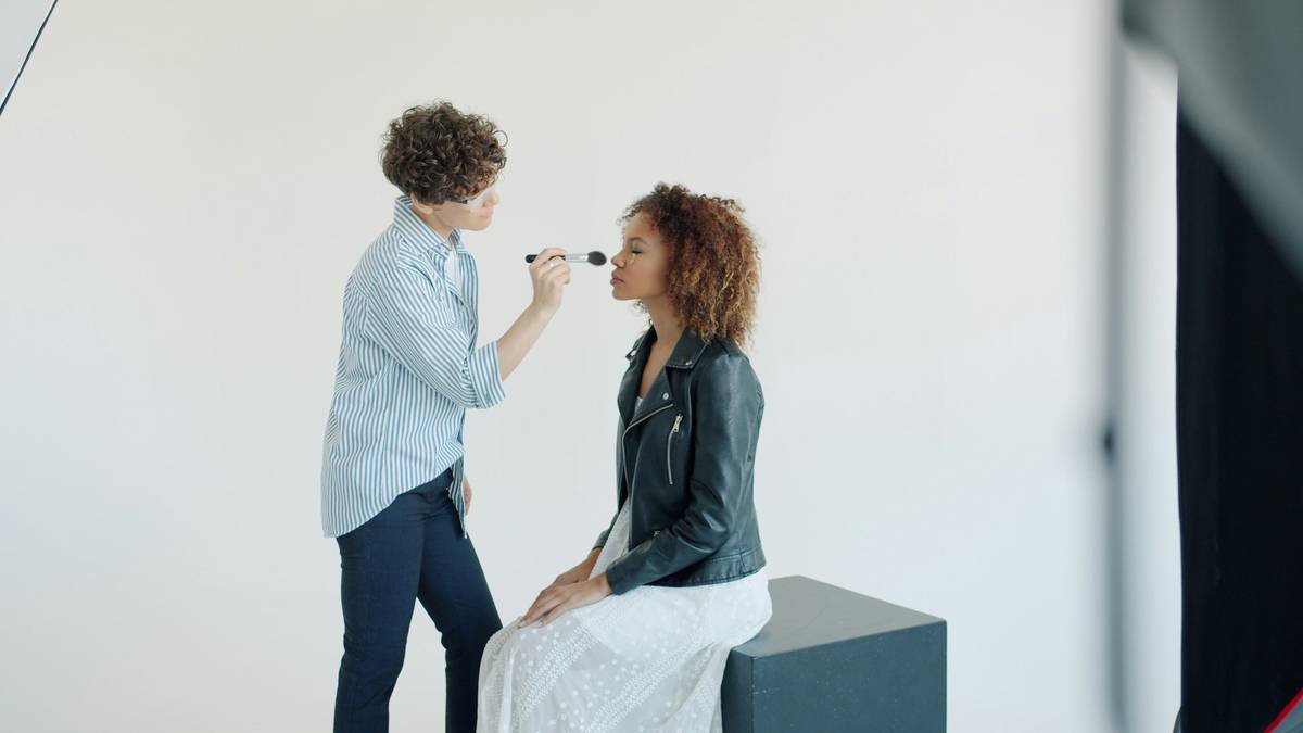 Comparison chart of common SFX prosthetic materials: gelatin, latex, silicone, and foam latex showing adhesion time, skin safety, and durability metrics