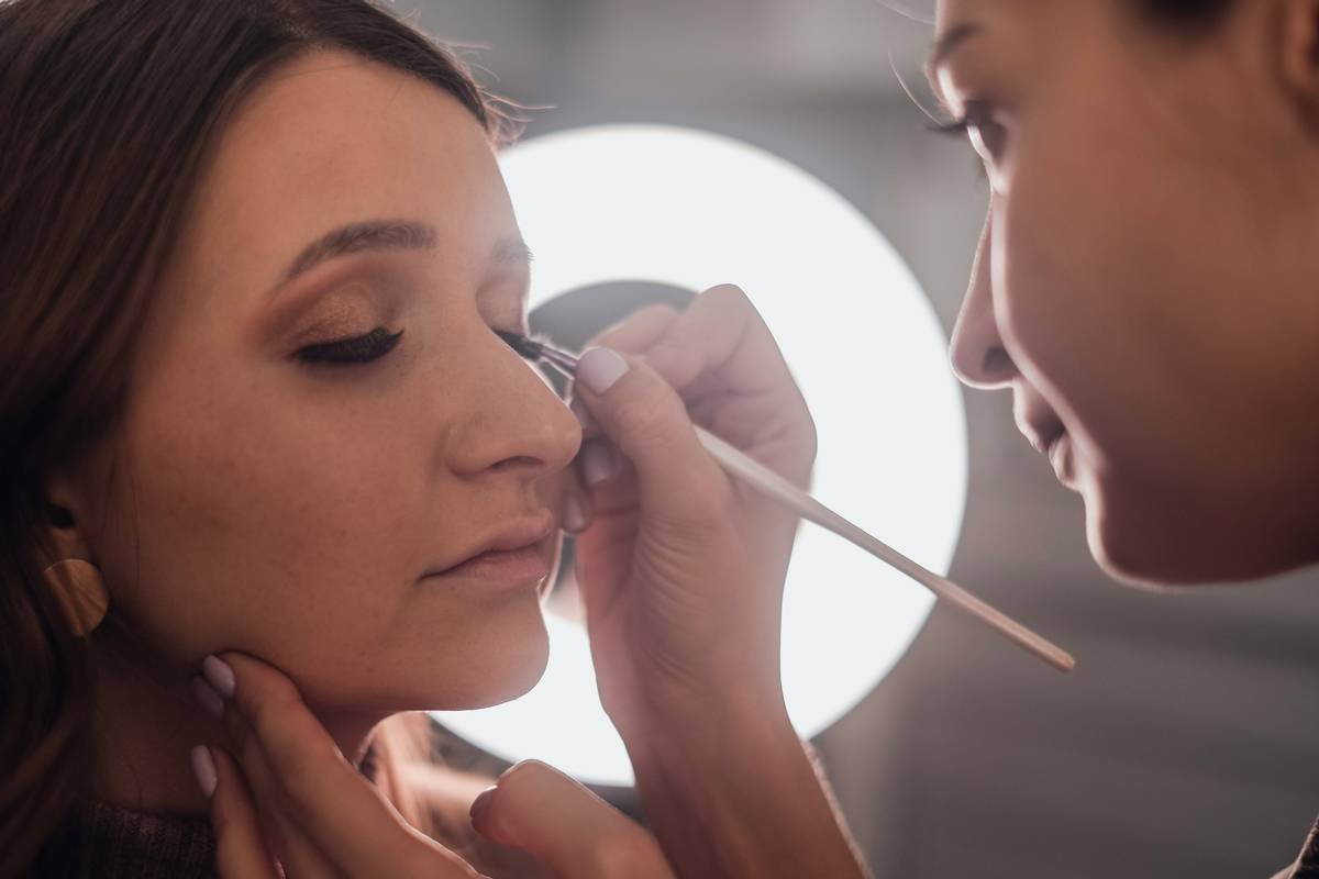 Professional Makeup Techniques: Mastering Prosthetic Application Like a Hollywood FX Artist