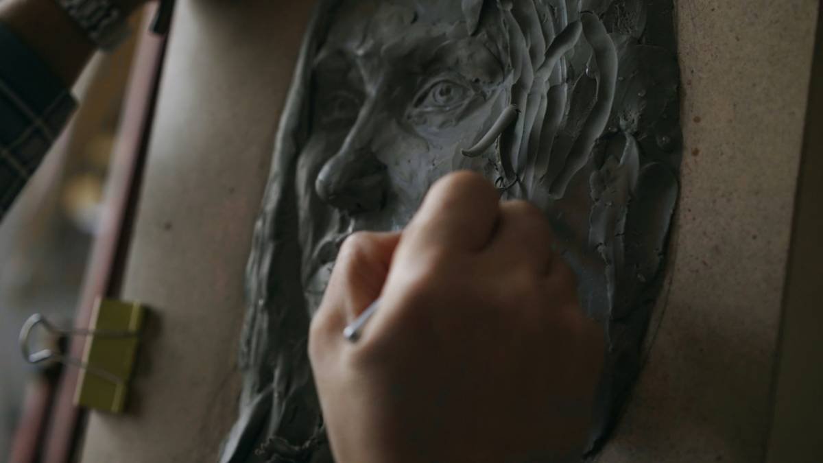 Side-by-side images: left shows a torn alginate mold with missing details; right shows a clean platinum silicone mold capturing fine texture like pores and wrinkles