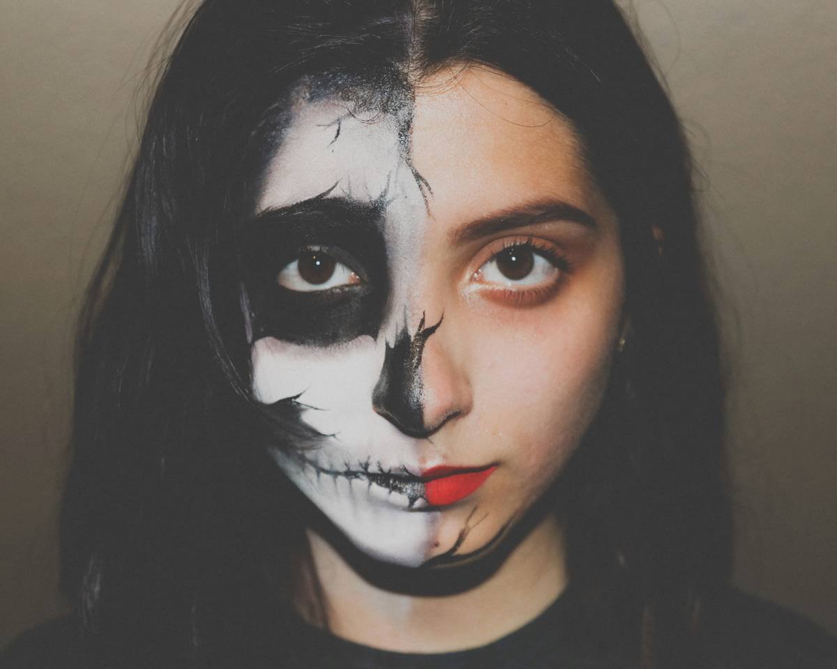 Infographic showing layers of realistic apocalypse makeup: base dehydration blush, textured prosthetic scars, embedded dirt, and faded blood crust