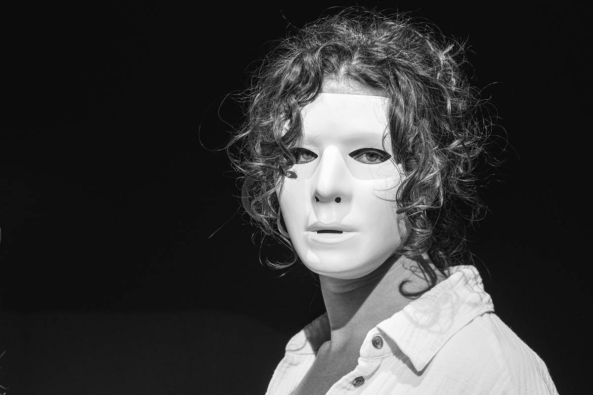Theatrical Makeup for Sci-Fi: Building Otherworldly Characters That Actually Hold Up Under Stage Lights